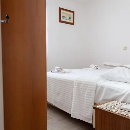 Apartment Nikola - Near Town Centre Makarska Exterior photo