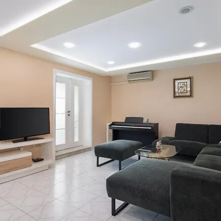 Apartment Nikola - Near Town Centre Makarska Exterior photo
